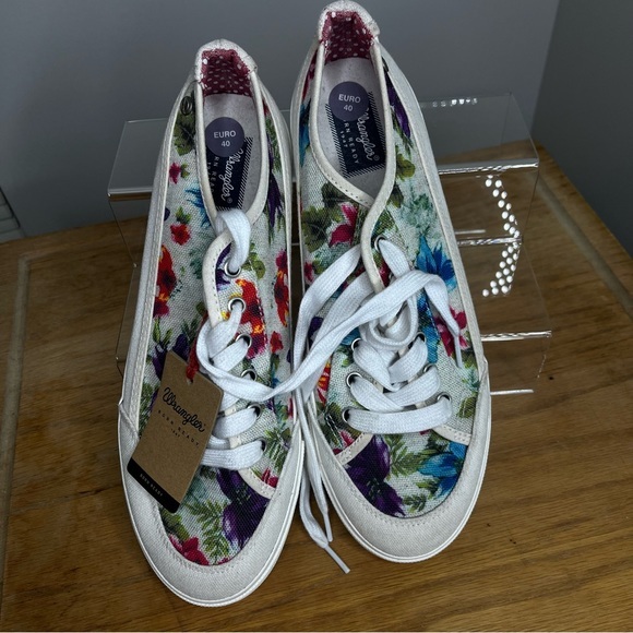 NWT Wrangler floral sneakers size 40 (9-10) - Picture 1 of 10